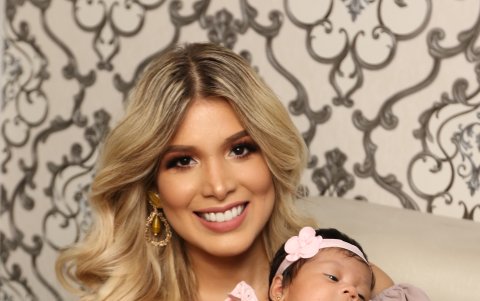 Mafer se dedica a la venta de ropa para niños.