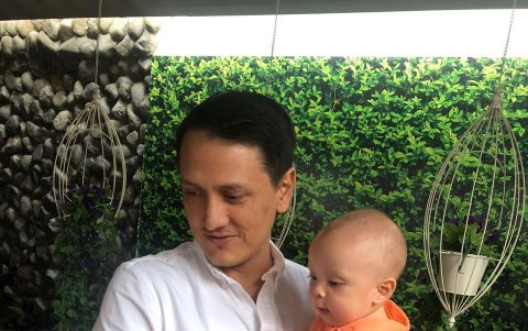 El pequeño con su padre, Marcos Pozo.