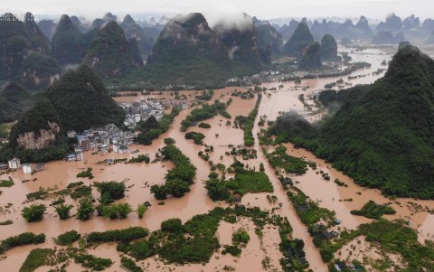YANGSHUO. Vista aérea que evidencia el nivel de las inundaciones en esta ciudad turística, célebre por sus panes de azúcar.