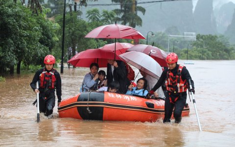 YANGSHUO. Los rescatistas recorren sectores lejanos acudiendo a socorrer a las cientos de familias que están aisladas por  las fuertes correntadas.