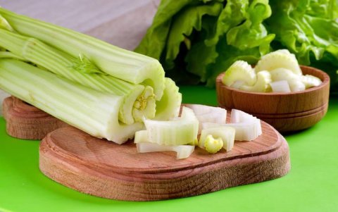 El apio es un vegetal con propiedades diuréticas.