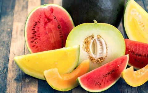 Frutas ricas en agua como la sandía y melón.