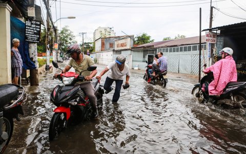 Ho Chi Minh. Movilizarse por calles llenas de agua, es parte de la rutina de los habitantes de esta capital asiática, la más poblada de Vietnam.