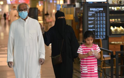 RIAD. Una familia recorre un centro comercial en esta capital asiática. Las actividades económicas se han rehabilitado tras dos meses de para por la pandemia.