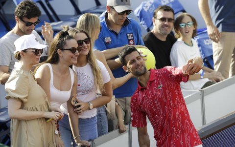 Nole aprovecha para tomarse una fotos con sus seguidores.