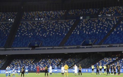 Los jugadores, árbitros y cuerpos técnicos, homenajearon a las víctimas por el coronavirus en suelo italiano.