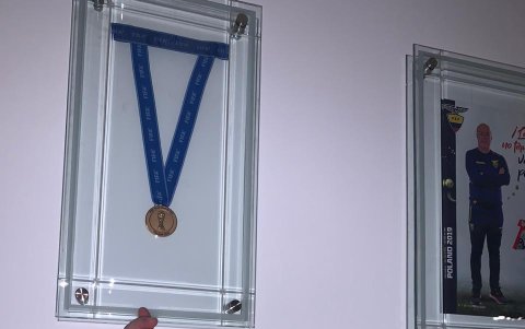 Jorge Célico conserva la medalla en una protección de vidrio