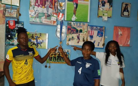 La familia de Jhon Jairo Espinoza muestra la presea conseguida en Polonia