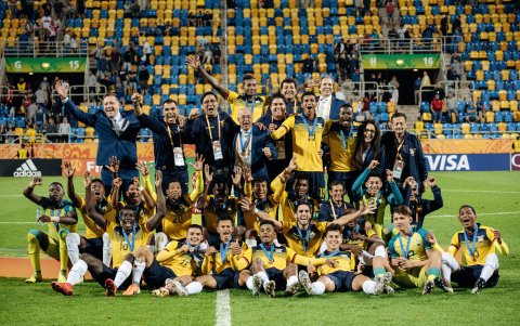 Los jugadores ecuatorianos muestran con orgullo sus medallas por el tercer lugar en el Mundial de Polonia.