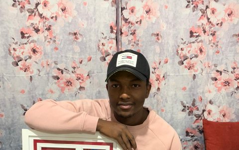 Daniel Segura muestra la medalla que ganó en Polonia, hace un año