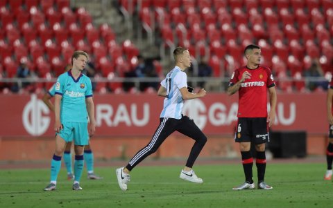 Un aficionado se trepó el muro del estadio y después se metió a la cancha buscando una foto con Lionel Messi.