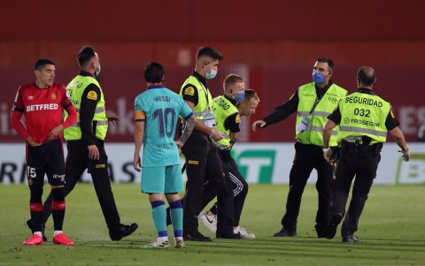 El aficionado fue detenido segundos después de saltar a la cancha