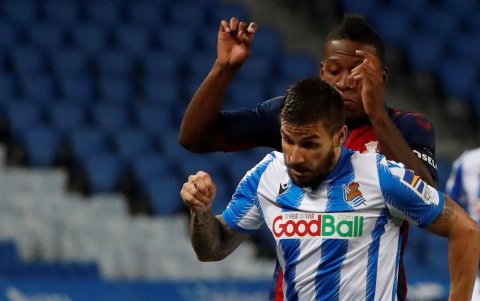 El marcapunta tricolor del Osasuna Pervis Estupiñán marca a Portu, de la Real Sociedad.