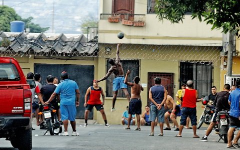 Realidades. Calles de los barrios y de algunas ciudadelas de varios sectores del norte y sur de Guayaquil son transformadas en canchas para practicar los deportes populares.