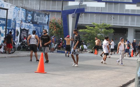Escenario. En los exteriores del estadio George Capwell diversos jóvenes juegan indor, especialmente los fines de semana.