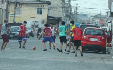 Situación. Diferentes personas cierran las calles para practicar deportes en Guayaquil.