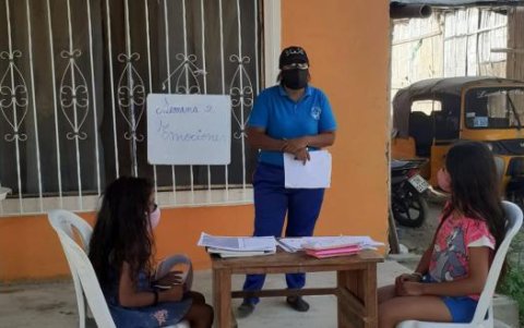 Carolina ESpinoza va en bicicleta a casa de sus alumnos que no tienen acceso a internet.