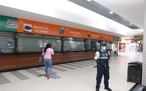 Boleterías. Este es el panorama que se observa en el sitio, todo cerrado. Solo los locales comerciales permanecen abiertos.