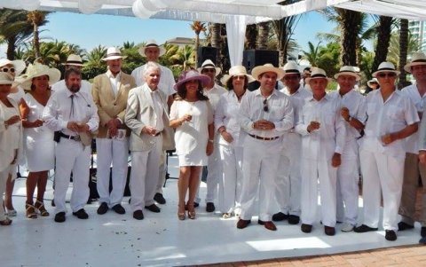 La familia Armstrong en una de sus tradiciones fiestas en honor a la reina.