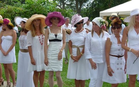 El concurso de sombreros era infaltable en los almuerzos del consulado británico.