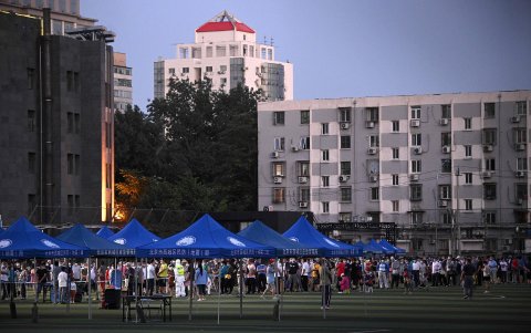 PEKÍN. Decenas de personas que habían pasado en los últimos por el mercado de Xinfadi, hacen filas en estos días para una prueba de COVID-19.