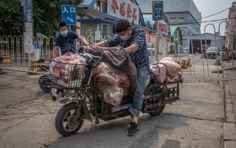 PEKÍN. Un pekinés sale del mercado luego de haberse aprovisionado. Así como él, miles de personas deberán someterse en una prueba de COVID-19, tras el rebrote del fin de semana.