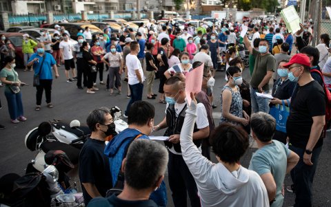 PEKÍN. Desesperadas, decenas de personas hacen turno a la espera de una prueba.