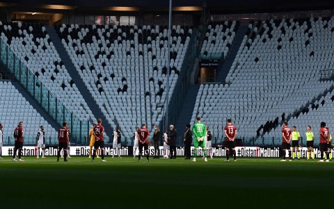 Los jugadores de la Juventus y del Milan guardaron un minuto de silencio por las víctimas del COVID-19.