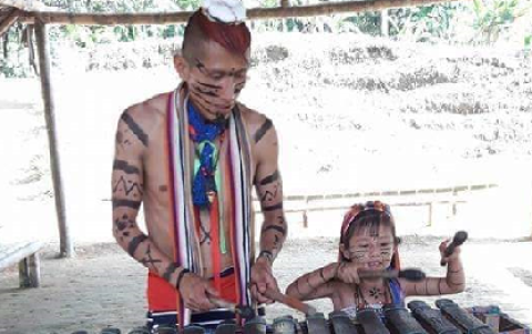 Enseñanza. Su padre Freddy Calazacón le enseña a tocar la marimba.
