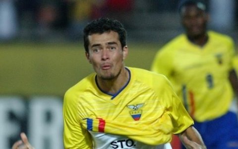 Tiene 42 años y cuando le preguntan sobre mujeres dice que de ellas no habla.