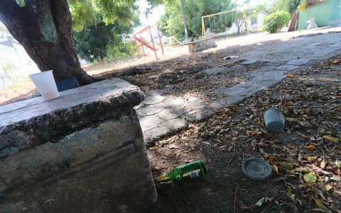 Hecho. En los parques de Samanes se observan botellas de licor, además de basura regada sobre el piso.