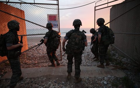 YEONPYEONG. Marinos surcoreanos cierran la entrada de una playa en esta isla controlada por Corea del Sur.