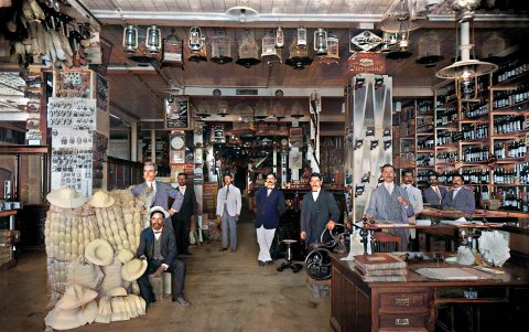 Almacén de Lorenzo Tous & Co, en el centro de Guayaquil. El color y la definición permiten apreciar detalles y costumbres de la época. Foto de 1900, restaurada digitalmente por Édgar Landívar.