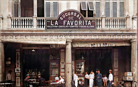 Un antiguo local de La Favorita. Destacan las toldas colgantes para proteger del sol, las mesas en los portales y el vestuario de la época. Foto de 1910, restaurada digitalmente por Édgar Landívar.