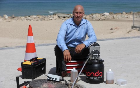 ASHKELON. Ari Goldfarb, fundador de la firma israelí Kando, posa junto a una boca de inspección utilizada para analizar muestras de aguas residuales.