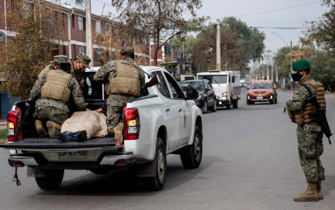 MAIPU. Un trabajador del municipio que sufrió un colapso mientras repartía comidas en un barrio pobre es trasladado a un hospital por personal militar.