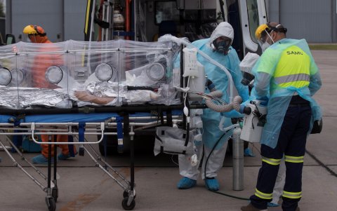 SANTIAGO. Personal sanitario de la Fuerza Aérea trasladan a un avión a paciente crítico de COVID-19. Las FF. AA. han desplegado para contraatacar la pandemia.