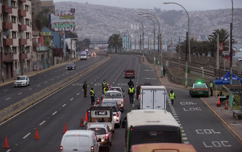 VIÑA DEL MAR.-Integrantes de Carabineros y el ejército vigilan en retén durante la cuarentena obligatoria declarada para frenar el avance del coronavirus a la salida de la ciudad costera.