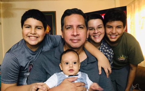 Mauricio con sus retoños.