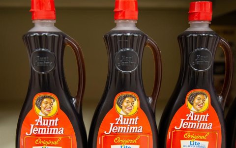 Botellas de jarabe dulce de la marca Aunt Jemima, en un supermercado en Lynn, Massachusetts.