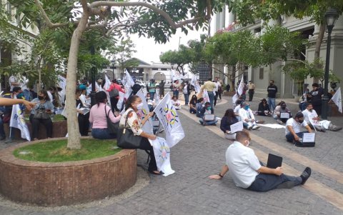 Plantón. Los docentes se instalaron además para exigir el pago de sus sueldos.