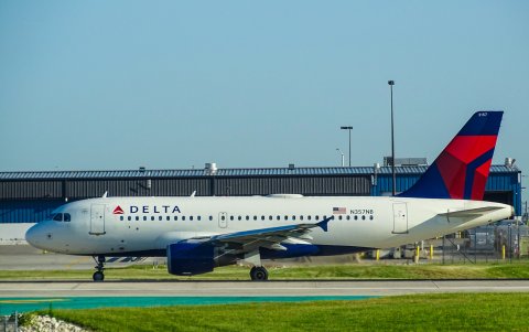 Algunas aerolíneas americanas mantienen el servicio de bebidas alcohólicas en viajes internacionales.