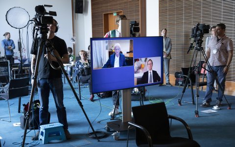BERLÍN. Dietmar Hopp, desarrollador de vacunas y Franz-Werner Haas, director de operaciones del laboratorio Cure Vac dan declaraciones a los medios.