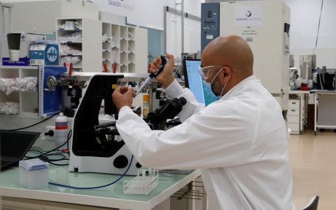 LYON. Un investigador trabaja en un laboratorio de desarrollo industrial en la planta de vacunas de la unidad de fabricación de medicamentos francesa Sanofi Pasteur.