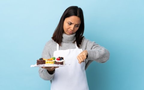 Evita comer muy tarde y no incluyas en tus platos alimentos con alto contenido de azúcar.