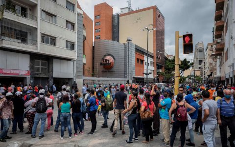 CARACAS. Decenas de personas vivieron el lunes ansiado día de la reapertura de los centros comerciales en Venezuela, después de tres meses en cuarentena por el COVID-19.