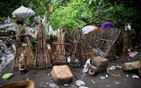 En el piso se ven las ofrendas ceremoniales que dejan a los fallecidos, a lado de las estructuras de bambú que cubren los restos.