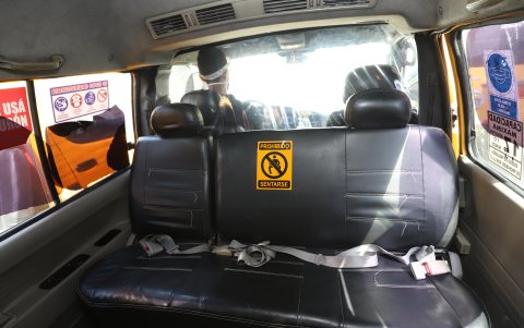 . En los asientos de las unidades se han colocado señaléticas que informan al pasajero dónde debe sentarse o no durante el viaje.