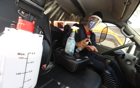 Los conductores tienen trajes de bioseguridad y los vehículos llevan material de desinfección.