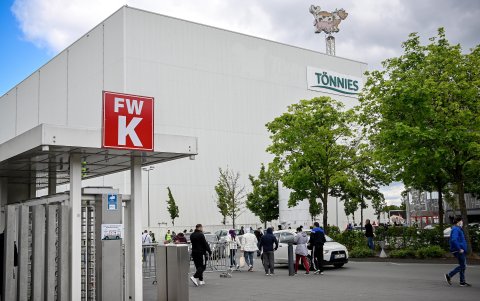 Rheda-wiedenbrueck. Empleados ingresaban el lunes a esta planta procesadora. Desde la semana pasada se registraron los primeros contagios.